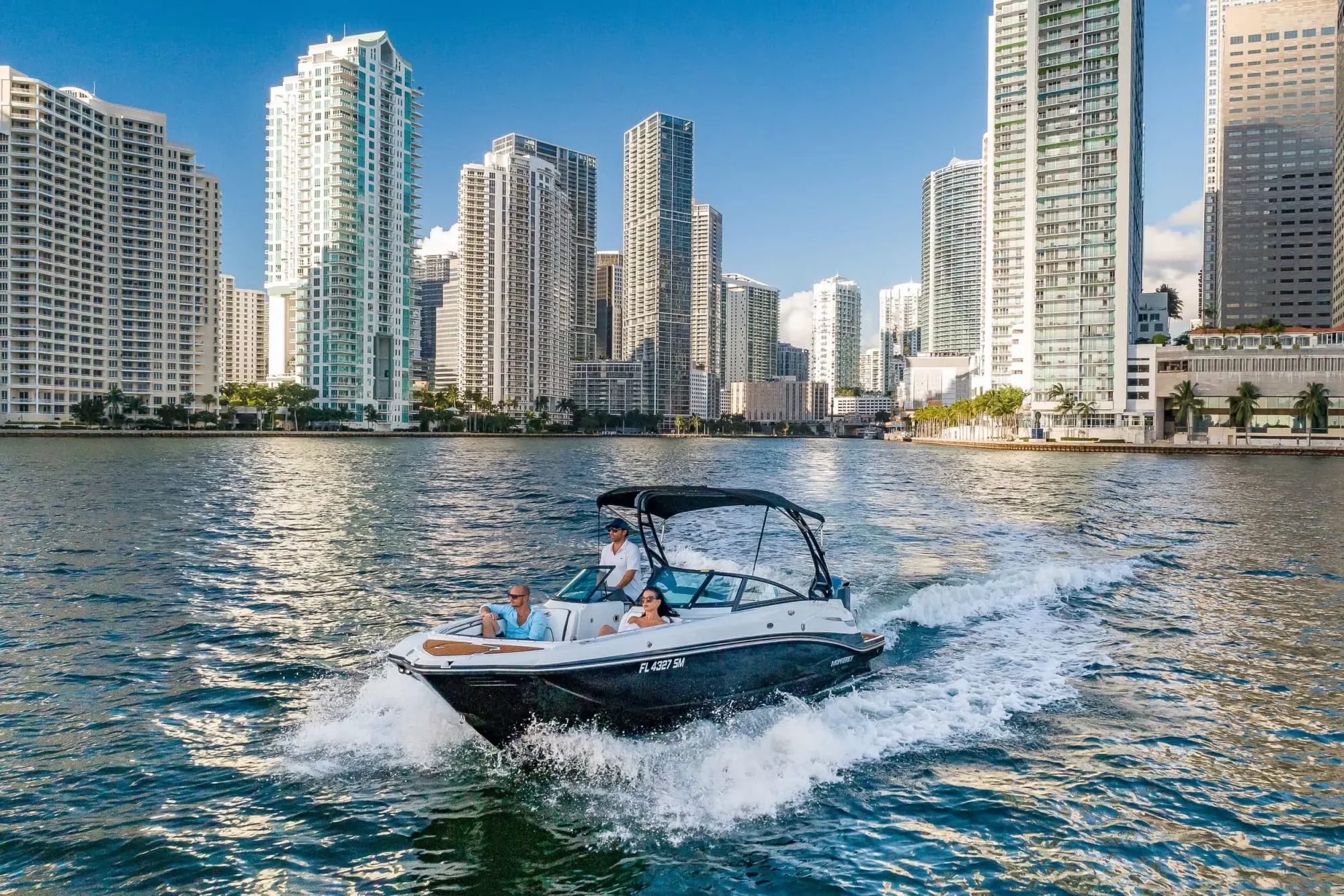 27 PIES — Monterey negro, motor de 300 hp